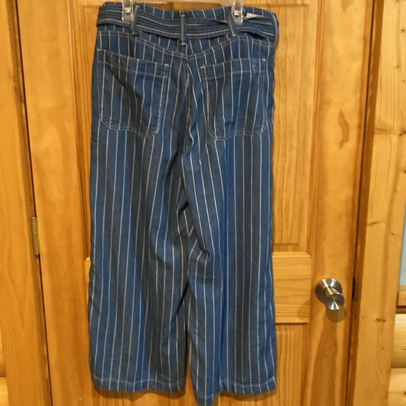 Wide leg women’s capris, size 4. - Picture 2 of 4